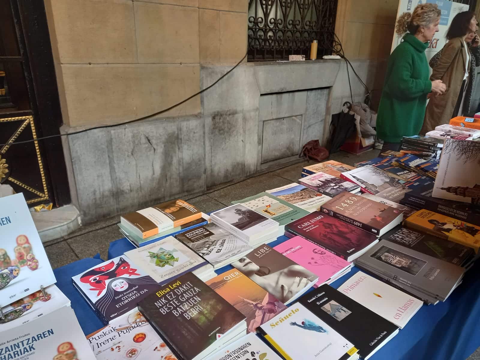 Libro2 - Mucho movimiento en la Feria del libro de Donostia pese al mal tiempo