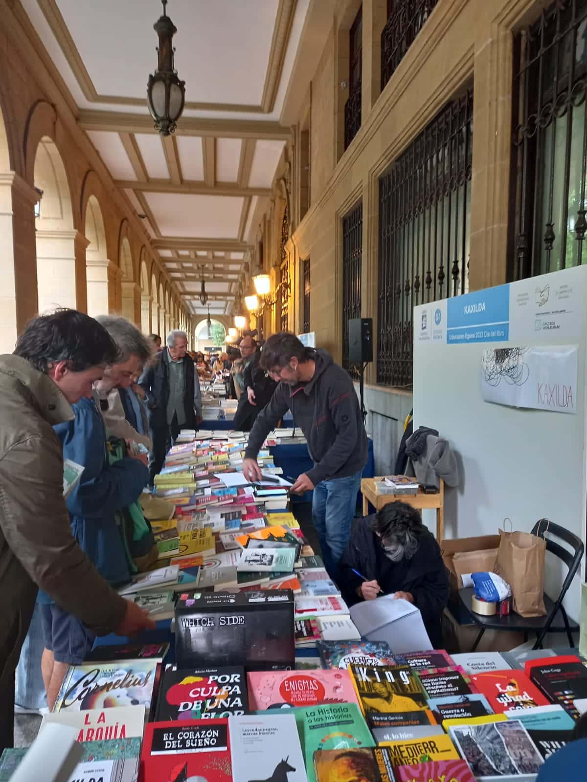Libro5 - Mucho movimiento en la Feria del libro de Donostia pese al mal tiempo