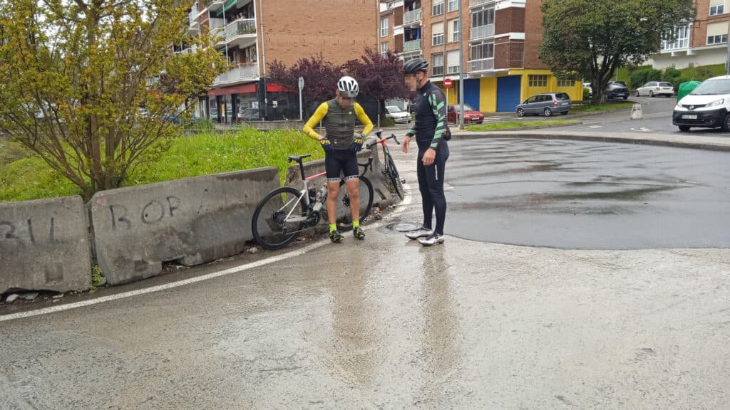 "Otros dos ciclistas que se van al suelo en la rotonda provisional de Martutene" 14 ciclistas "Otros dos ciclistas que se van al suelo en la rotonda provisional de Martutene"