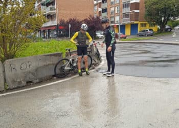 Ciclistas accidentados esta mañana en la rotonda provisional de Martutene. Foto: Iñigo Berra