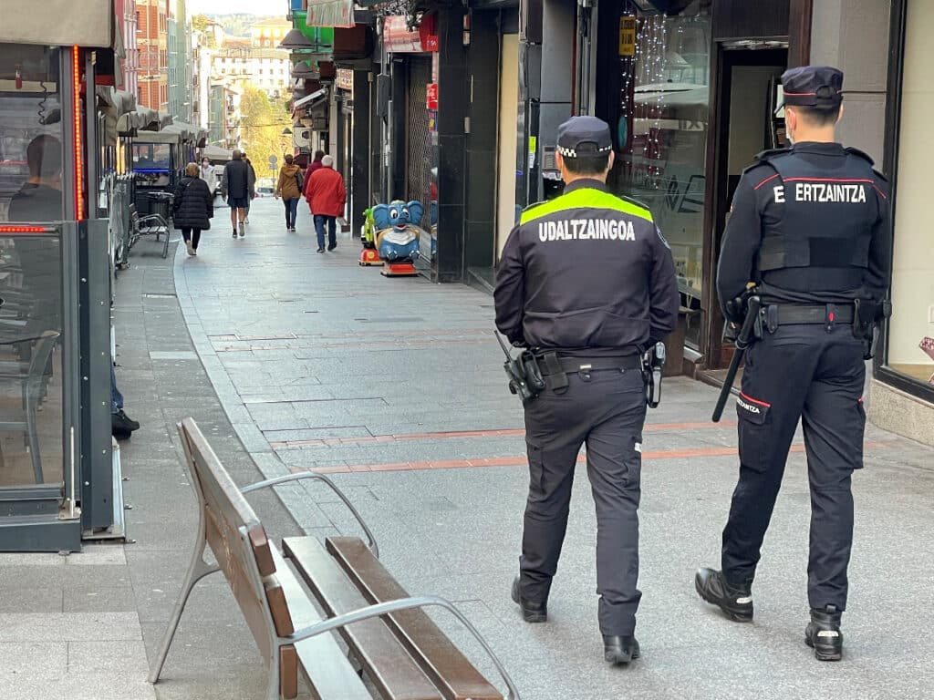 Detenido tras agredir y robar sus pertenencias a un ciudadano en Irun 10 foto agentes Detenido tras agredir y robar sus pertenencias a un ciudadano en Irun