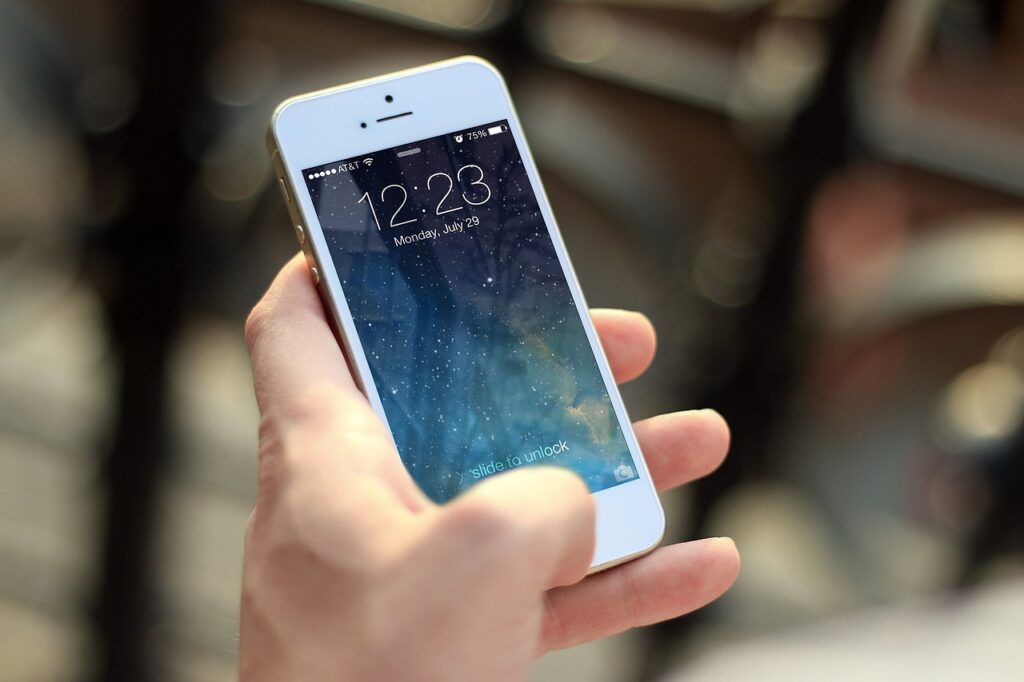 iphone 410324 1280 Hacienda advierte de un fraude por SMS sobre la declaración de la Renta