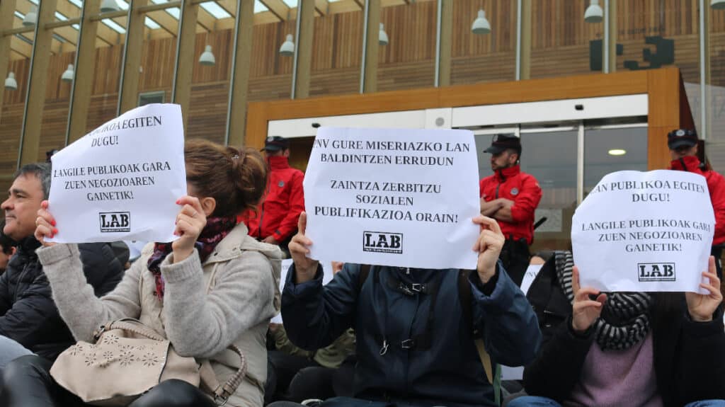 2023 05 12 ZaintzaLangileenProtesta Interrumpen un acto de Urkullu en San Sebastián para protestar por la "privatización" de los cuidados