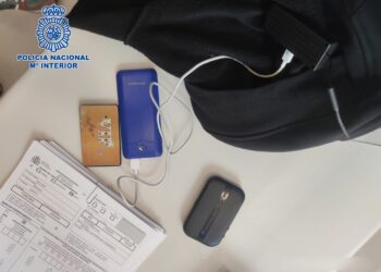 Dispositivos electrónicos para recibir las respuestas del examen desde el exterior. Foto: Policía Nacional