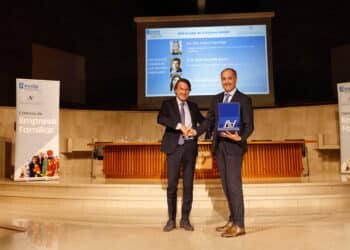 Eric Arana galardonado con el "Premio Antonio Aranzábal al empresario familiar 2023". Foto: Deusto