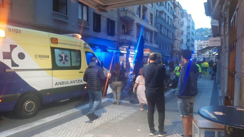 Carquizano Un coche sin conductor arrolla la terraza de un bar de la calle Carquizano en Donostia