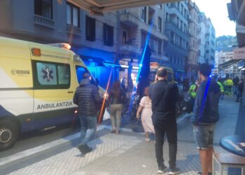 Momentos posteriores al accidente de un coche contra una terraza hostelera en la calle Carquizano. Foto: Unai Maraña