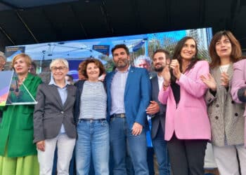 VÏctor Lasa, candidato a la Alcaldía, con Miren Echeveste, candidata a diputada general, y otros miembros de la candidatura. Foto: Podemos