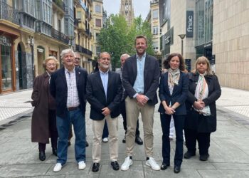 El candidato a la Alcaldía de Donostia con otros miembros de la lista. Foto: PP