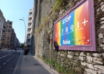 Cartel contra la LGTBIfobia en la calle Easo de Donostia. Foto: DonostiTik
