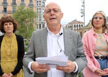 Juan Karlos Izagirre, candidato a la Alcaldía de Donostia, con compañeras de la candidatura. Foto: EH Bildu