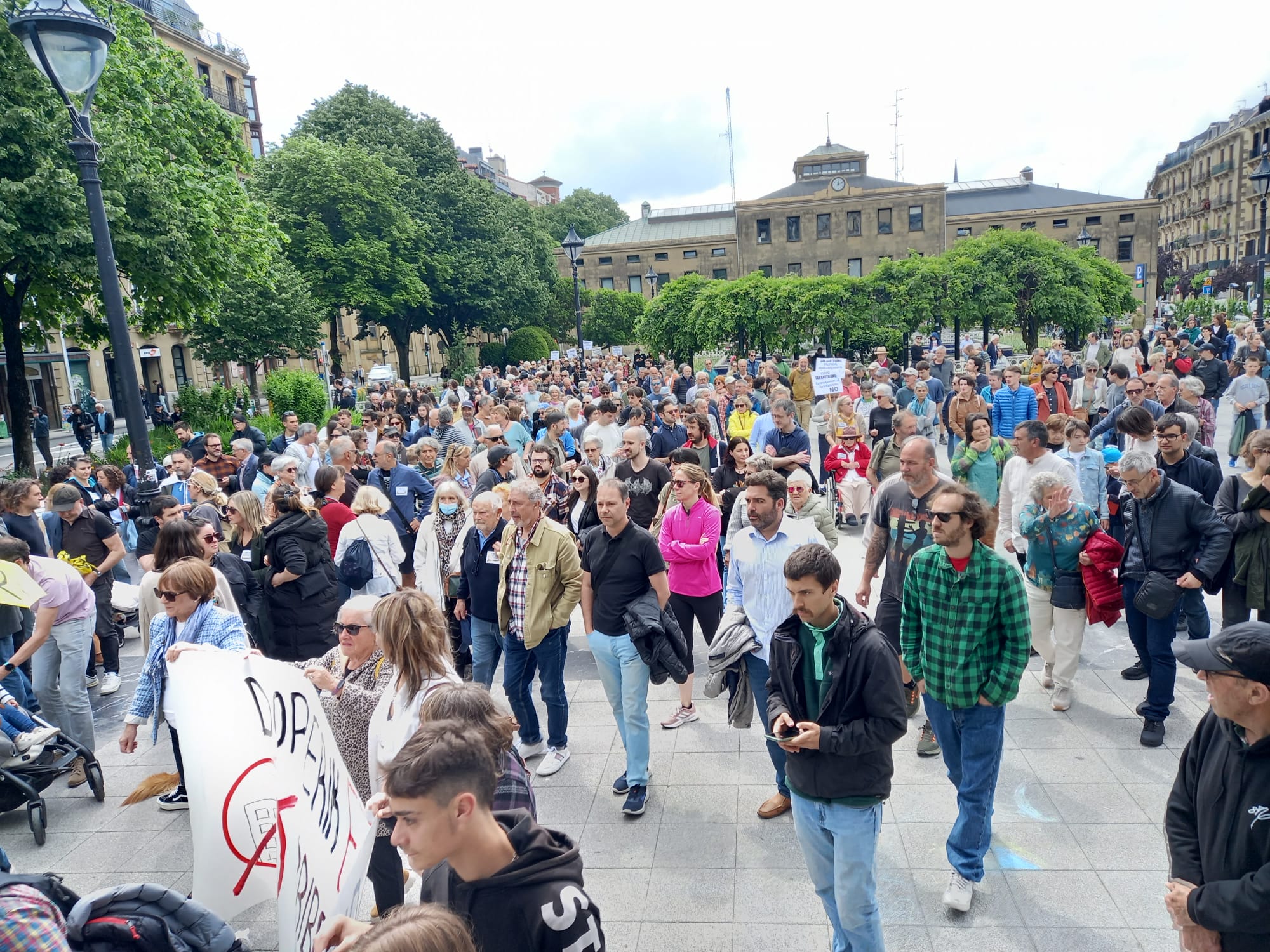 WhatsApp Image 2023 05 21 at 12.51.24 - 3.000 personas salen a la calle contra la política urbanística en Donostia