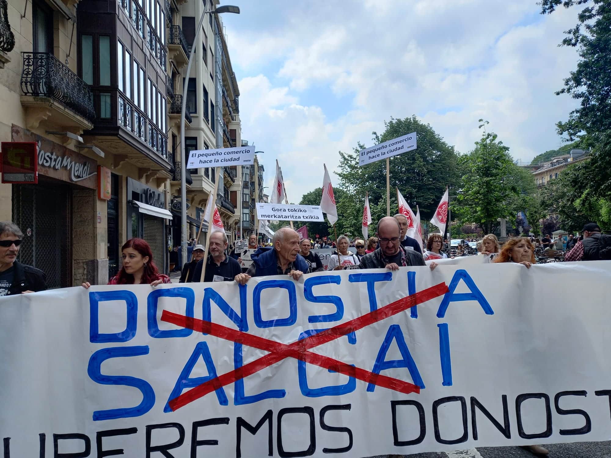 WhatsApp Image 2023 05 21 at 12.51.241 - 3.000 personas salen a la calle contra la política urbanística en Donostia