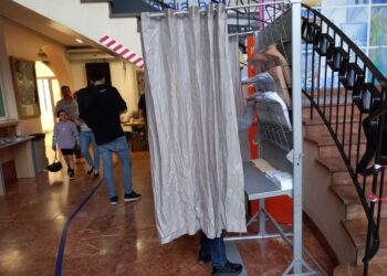 Archivo. Votantes el domingo 28M de 2023 en el barrio de Amara de Donostia. Foto: DonostiTik