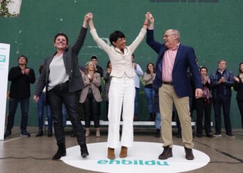 Juan Karlos Izagirre (candidato a la Alcaldía de Donostia) y Maddalen Iriarte (a diputada general) abren la campaña en el frontón del Antiguo. Foto: EH Bildu