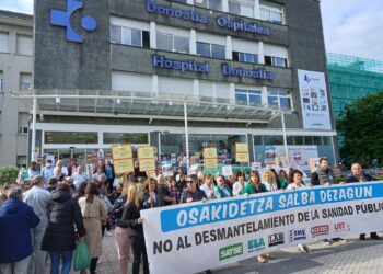 Inicio de la manifestación esta mañana en el Hospital Donostia. Huelga en Osakidetza. Foto: DonostiTik