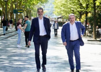 El candidato a la Alcaldía Eneko Goia y Aitor Esteban paseando por Donostia. Foto: PNV