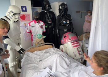 Visita al Hospital Donostia ayer. Foto: The Pink Force
