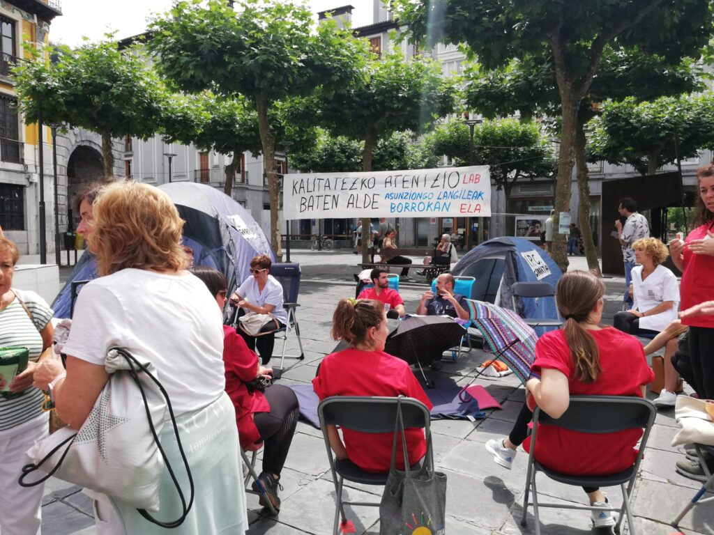 Asuncion Trabajadoras de la Clínica La Asunción de Tolosa inician una acampada de 24 horas