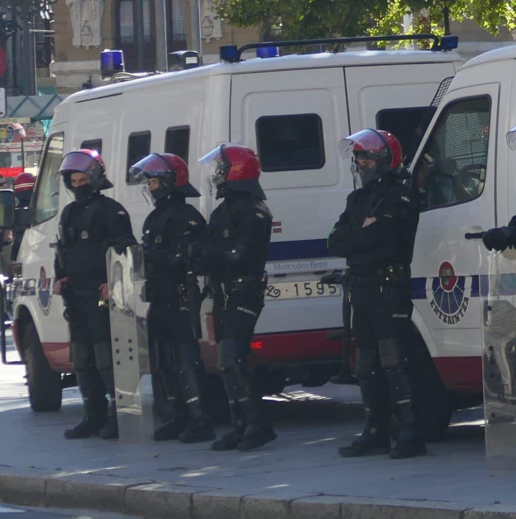 Hernani Un detenido en un enfrentamiento con la Ertzaintza durante un desahucio en Hernani