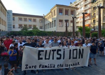 Imagen de archivo del 15 de junio. Cientos de personas en la plaza Gaskuña por Ion, agredido en Soria el 27 de mayo. Foto: DonostiTik