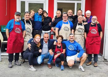 Parte del equipo de Zaporeak durante su actividad en Lesbos dando 2.000 comidas diarias a los refugiados. Foto: Zaporeak (vía twitter)