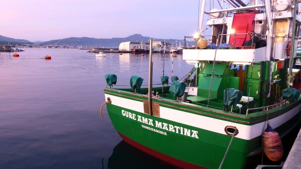 NOTA DE PRENSA 1 El barco Gure Ama Martina descarga 12.000 kilos de bonito en Hondarribia