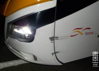 Autobús que estuvo a punto de sufrir el accidente. Foto: Policía Foral