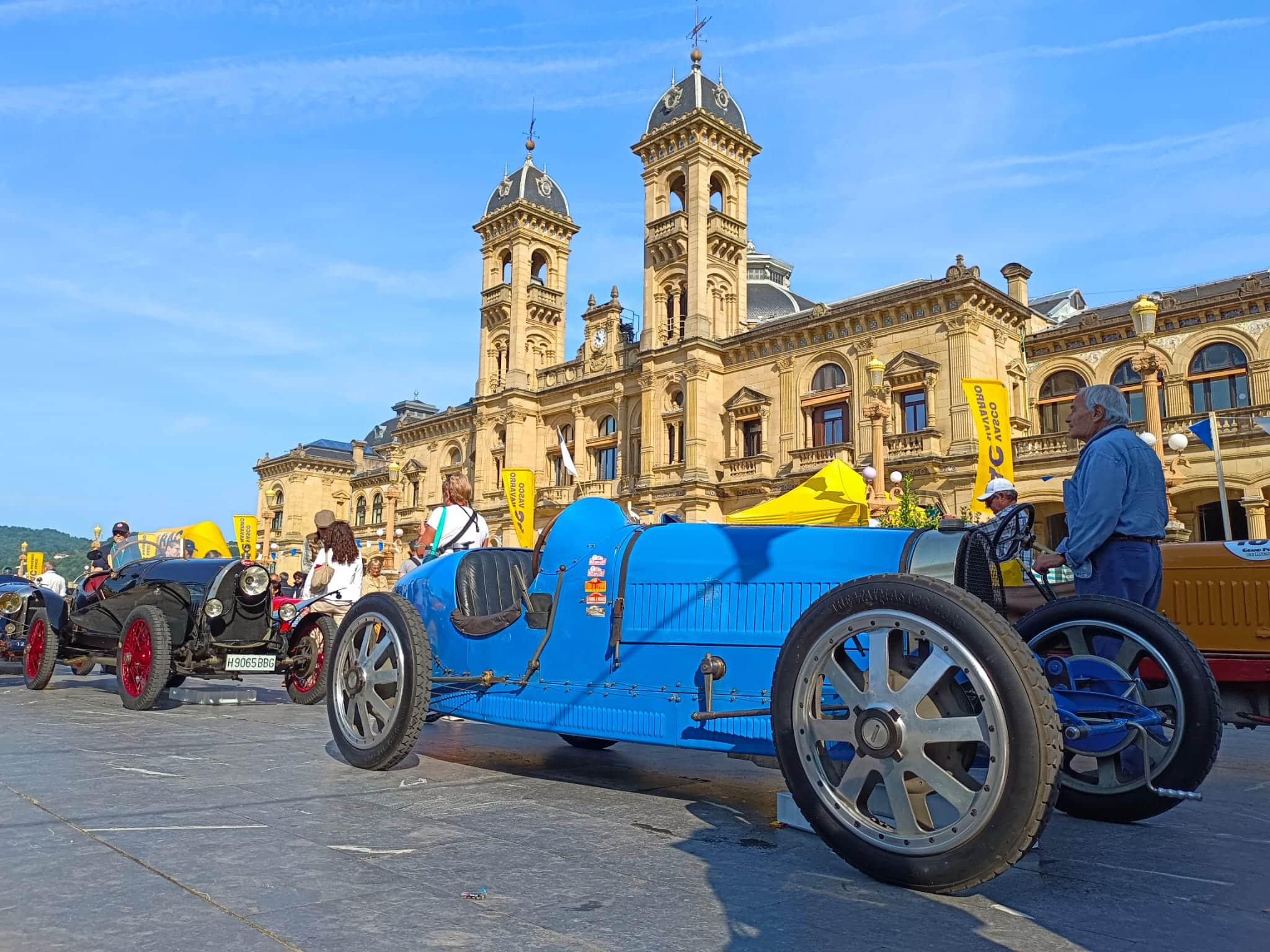 Un Bugatti que compitio en el Circuito de Lasarte en la salida en Alderdi Eder - Coches clásicos y el mismo 'glamour' un siglo después en Donostia