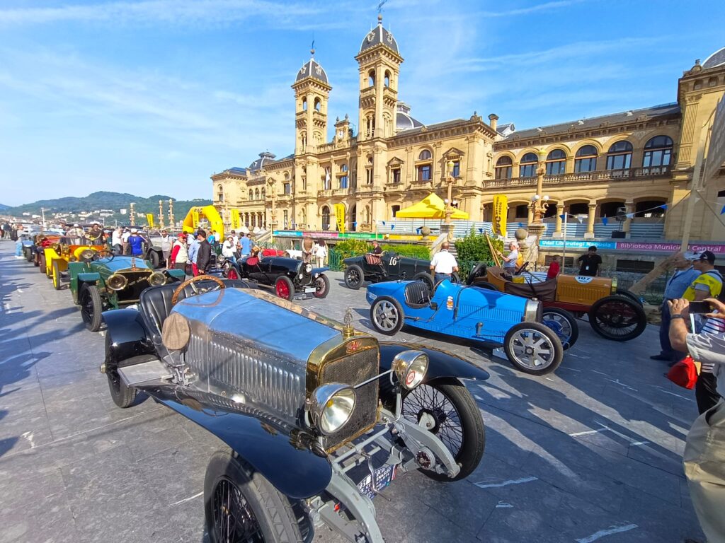 Vehiculos antes de la salida en Alderdi Eder Coches clásicos y el mismo 'glamour' un siglo después en Donostia