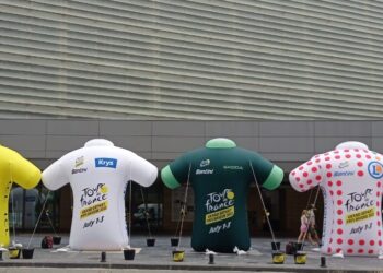 Los 4 maillots gigantes del Tour de Francia hoy están en el Kursaal, el 20 de junio en el Boulevard, el 21 en el Paseo de Francia 12. Foto: Ayto
