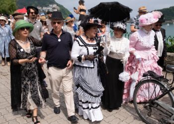 Celebración del primer 'Paseo con sombrero' celebrado hoy en Donostia. Fotos: Santiago Farizano