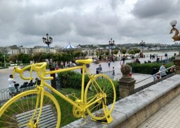 Bicicletas promocionales en el Ayuntamiento donostiarra con motivo del Tour. Foto: DonostiTik