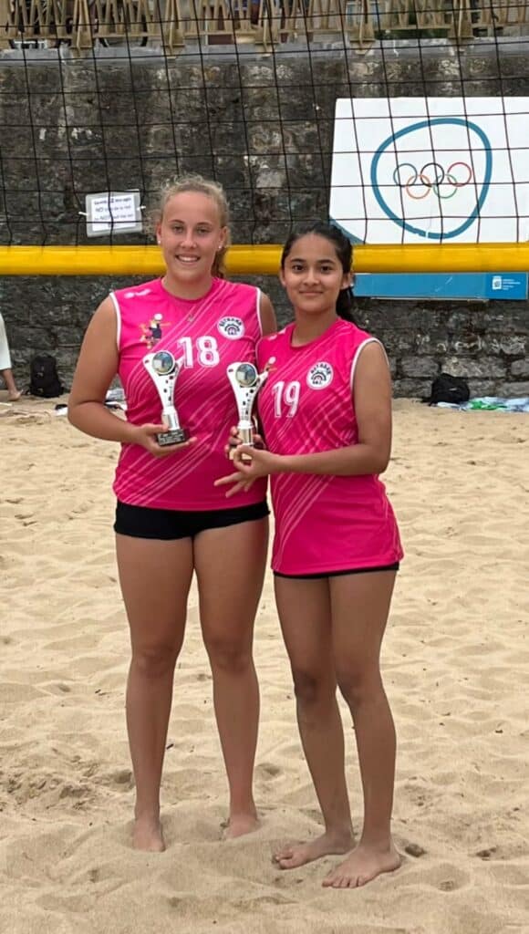 voley Olaia Laboa y Odalys Cacerez, campeonas de Gipuzkoa en voley playa sub-19