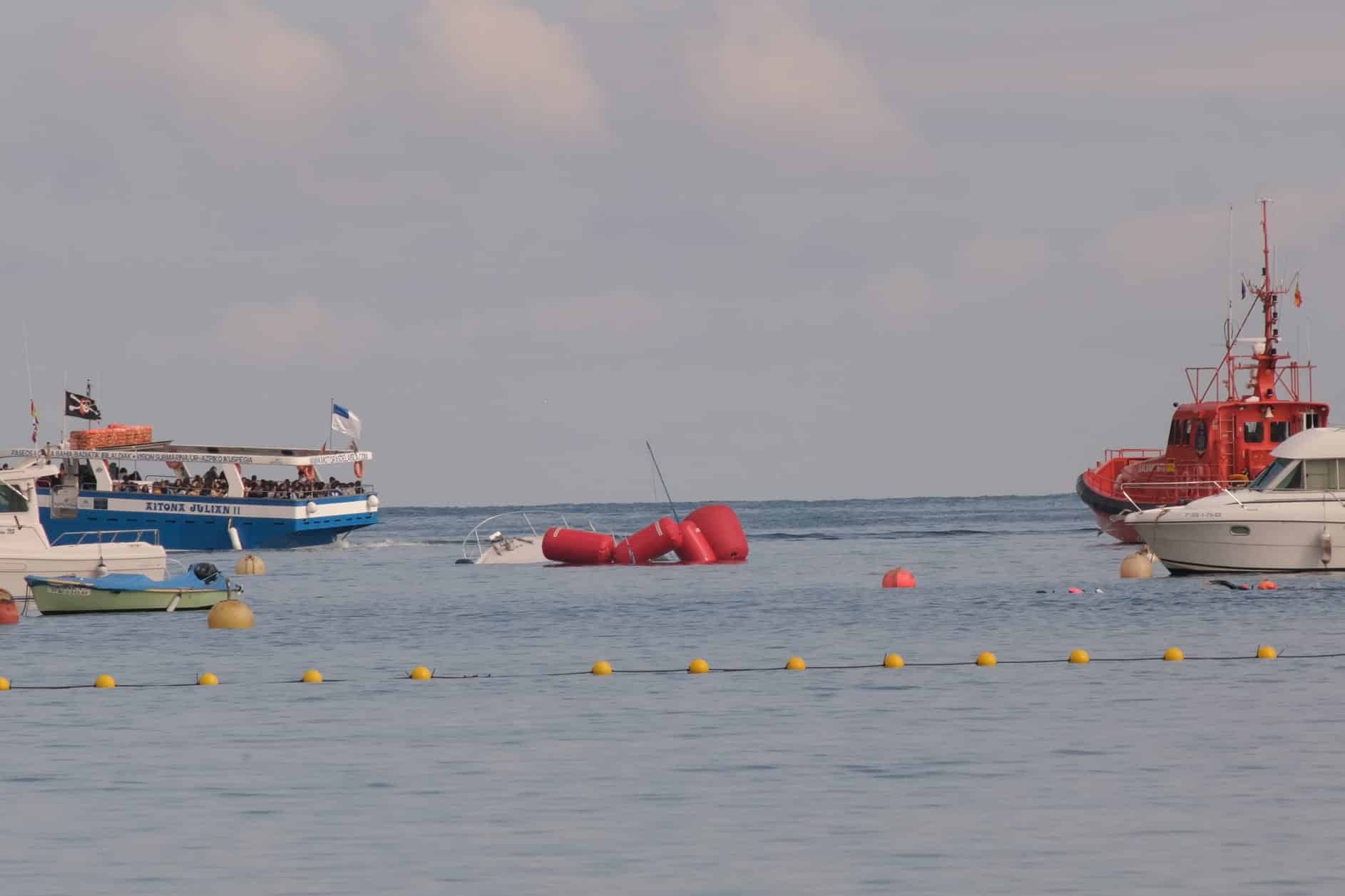 yate - Reflotan el barco hundido en la bahía de La Concha que será remolcado a Hondarribia