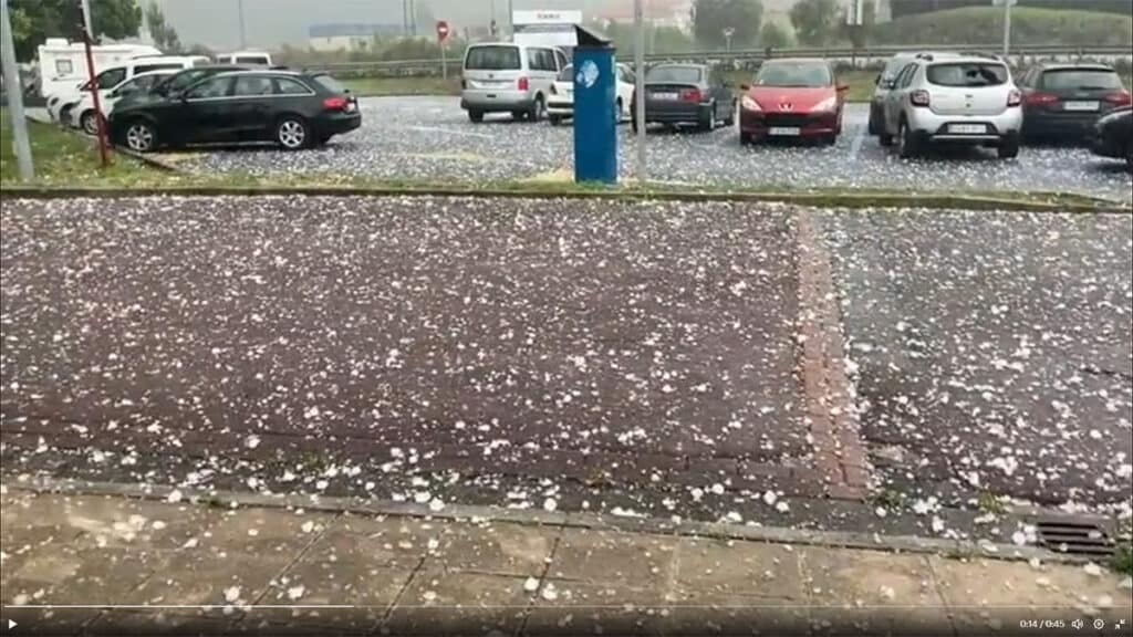 Heridas, destrozos y desperfectos en coches por una fuerte granizada en Zumaia 2 zumaia granizada Heridas, destrozos y desperfectos en coches por una fuerte granizada en Zumaia