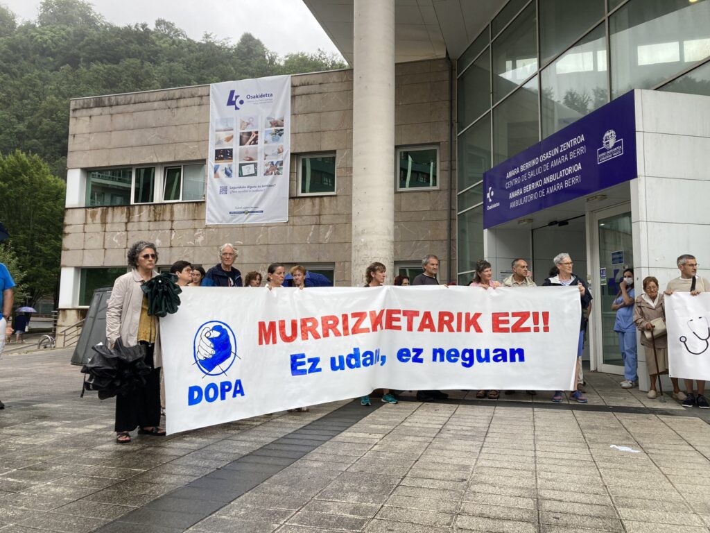 DOPA Concentración "contra los recortes" en Osakidetza en el ambulatorio de Amara Berri