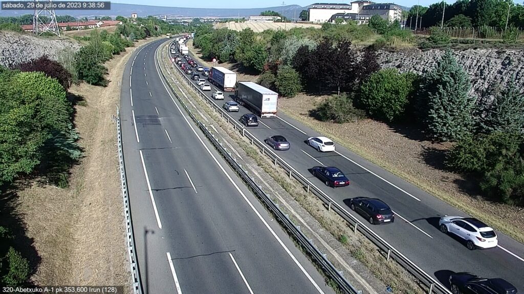 F2MCuejWkAARfcT Problemas en la frontera, Zarautz y Armiñón a causa de la operación salida