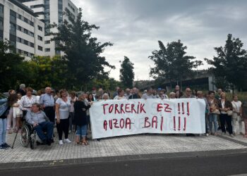 Imagen de archivo de una concentración este verano contra la construcción de viviendas en Riberas de Loiola. Foto: Asociación vecinal