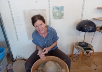 Lisa Page en su estudio de cerámica de la calle San Antonio en Donostia. Foto: DonostiTik