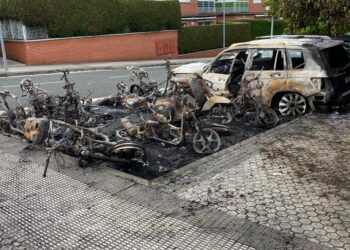 Motos y coches quemados en MIramón esta noche. Foto: PSE (vía twitter)