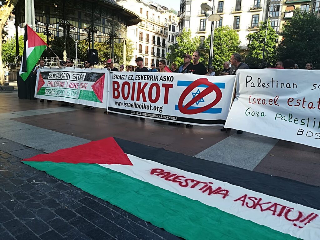 Concentración en favor de Palestina en el Boulevard donostiarra 2 Palestina Askatu Concentración en favor de Palestina en el Boulevard donostiarra