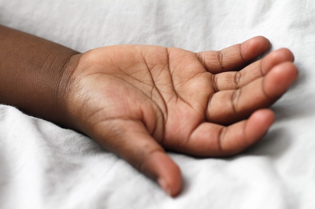hand g8484055a0 1280 Diputación de Gipuzkoa retira su bebé a la madre juzgada por sustraer a su otro hijo de la tutela foral