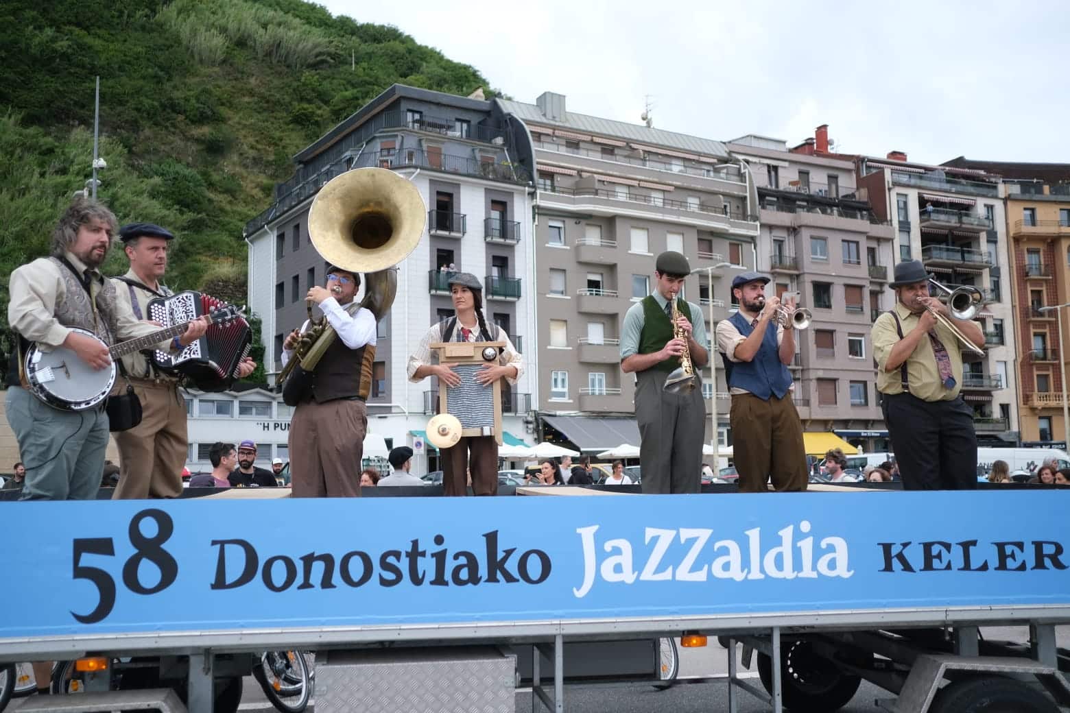 jazz7 - (Fotos) Euskorleans recorre las calles y anuncia que el Jazzaldia ya está en Donostia