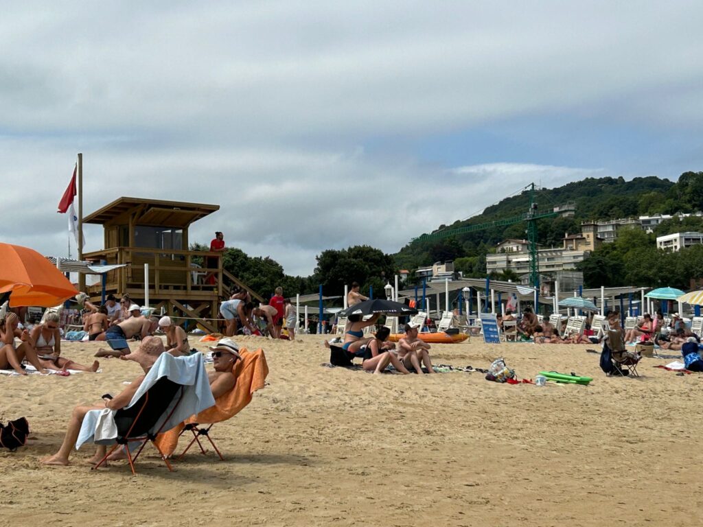 ondarreta bandera roja Un bañista logra retener a un ladrón reincidente en la playa de Ondarreta