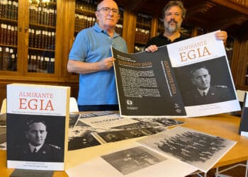 El escritor Jesús Etxezarraga y el editor Xabier Irujo posan con la portada del libro. Foto: Aitor Azurki