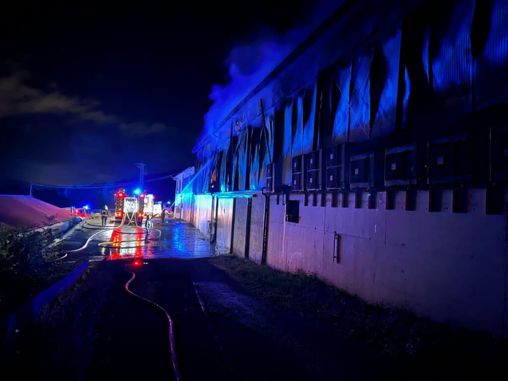 F2uanaNWMAAKdx Un incendio calcina una nave de una empresa avícola en Idiazabal