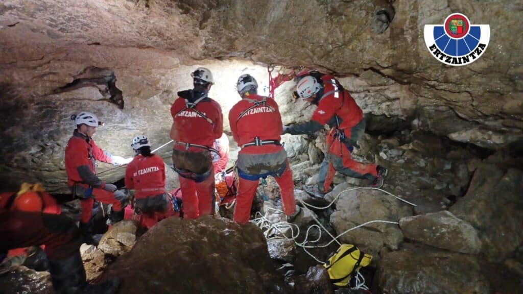 WhatsApp Image 2023 08 18 at 18.13.54 1 Rescatan a un joven accidentado en la cueva de Aixa (Deba)