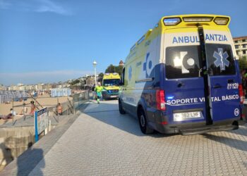 Ambulancias en Ondarreta tras la picadura de una carabela portuguesa. Foto: Donostitik.com