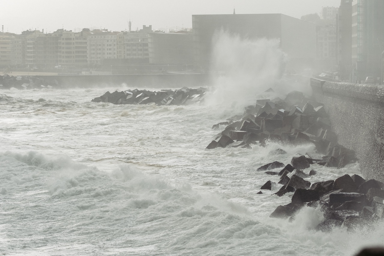 XE3S8481 - (Fotos) El temporal se mantiene casi a raya en Donostia